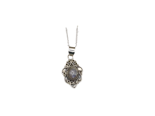 pendentif en argent orné d’une pierre de lune Trésors de femme