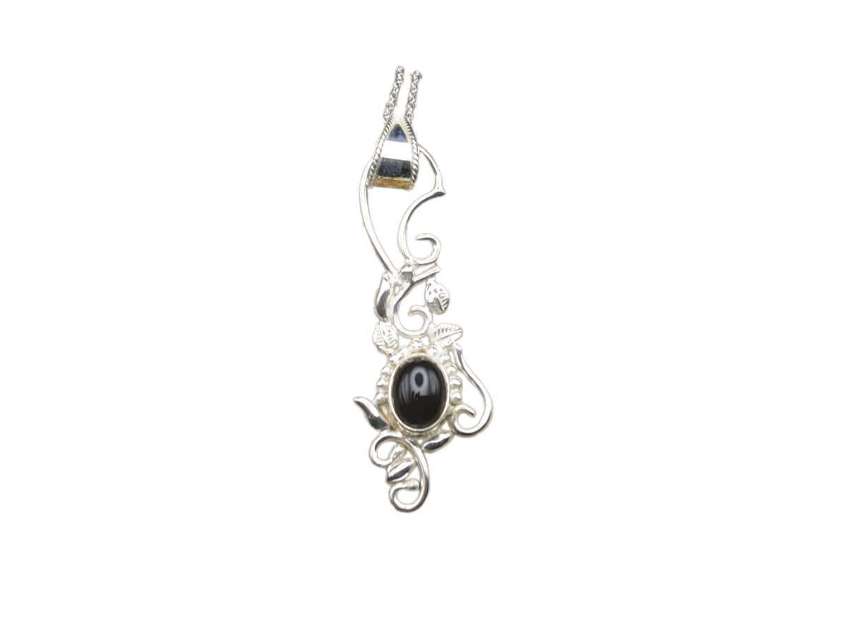 pendentif en argent orné d’une pierre d’onyx noir Trésors de femme